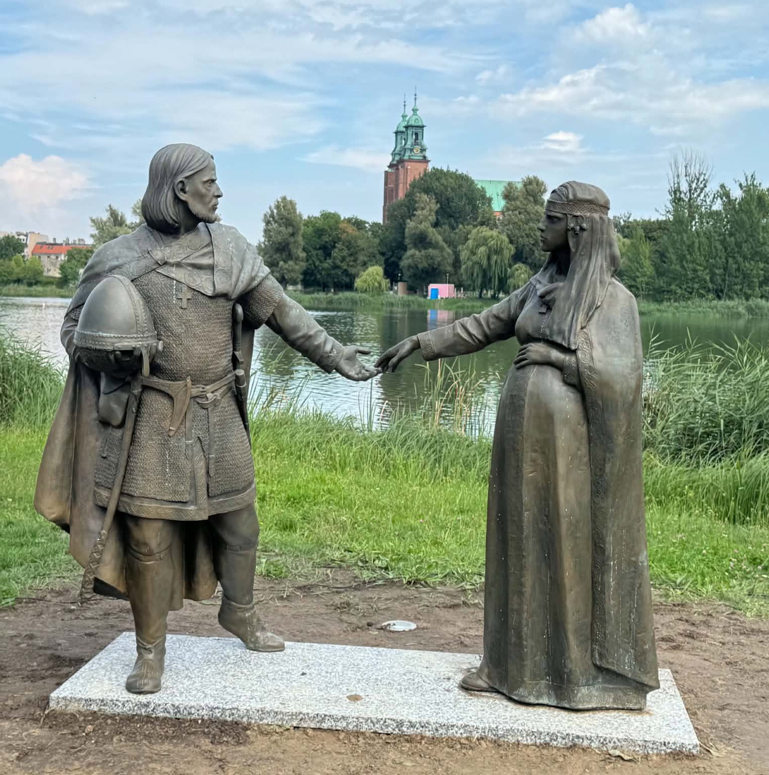 Magiczny pomnik w Gnieźnie. Czy dotyk brzucha przyniesie szczęście?