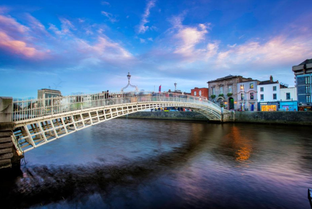 Ha’penny Bridge był pierwszą kładką dla pieszych, która przecinała rzekę Liffey w Dublinie. / Photograph by Chris Hill, National Geographic Image Collection