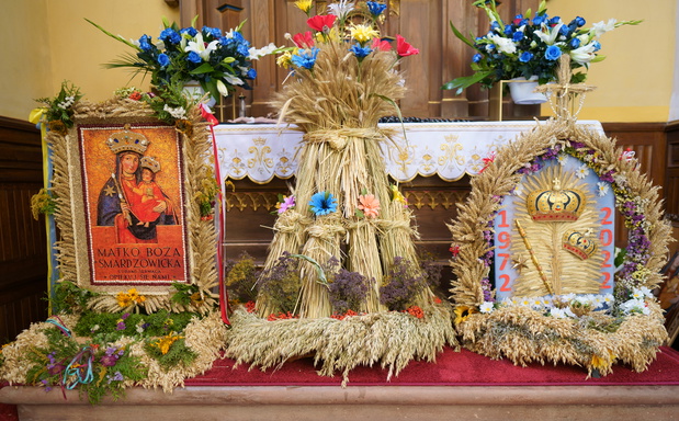 Smardzowice_kościół_Matki_Boskiej_Różańcowej_i_św._Małgorzaty_A_728_wieńce