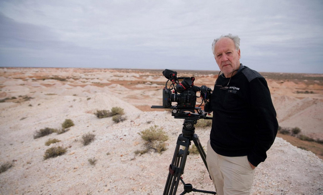 Werner Herzog na planie swojego nowego filmu dokumentalnego "Nomad: In the Footsteps of Bruce Chatwin". (Photograph courtesy Music Box Films)
