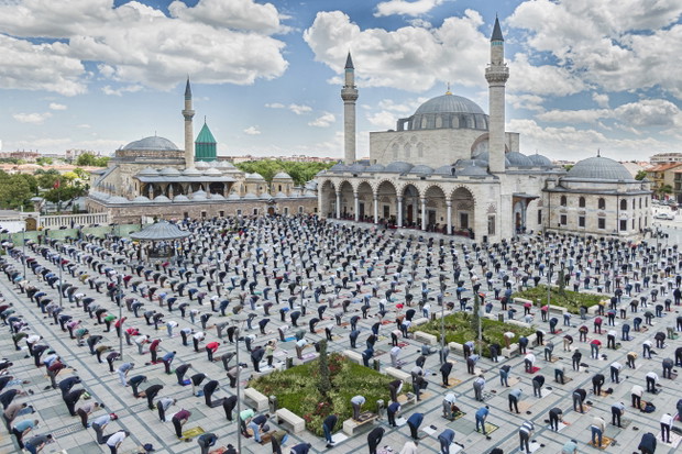 Corona by Levent AteŞ / wyróżnienie / LIFE UNDER COVID-19