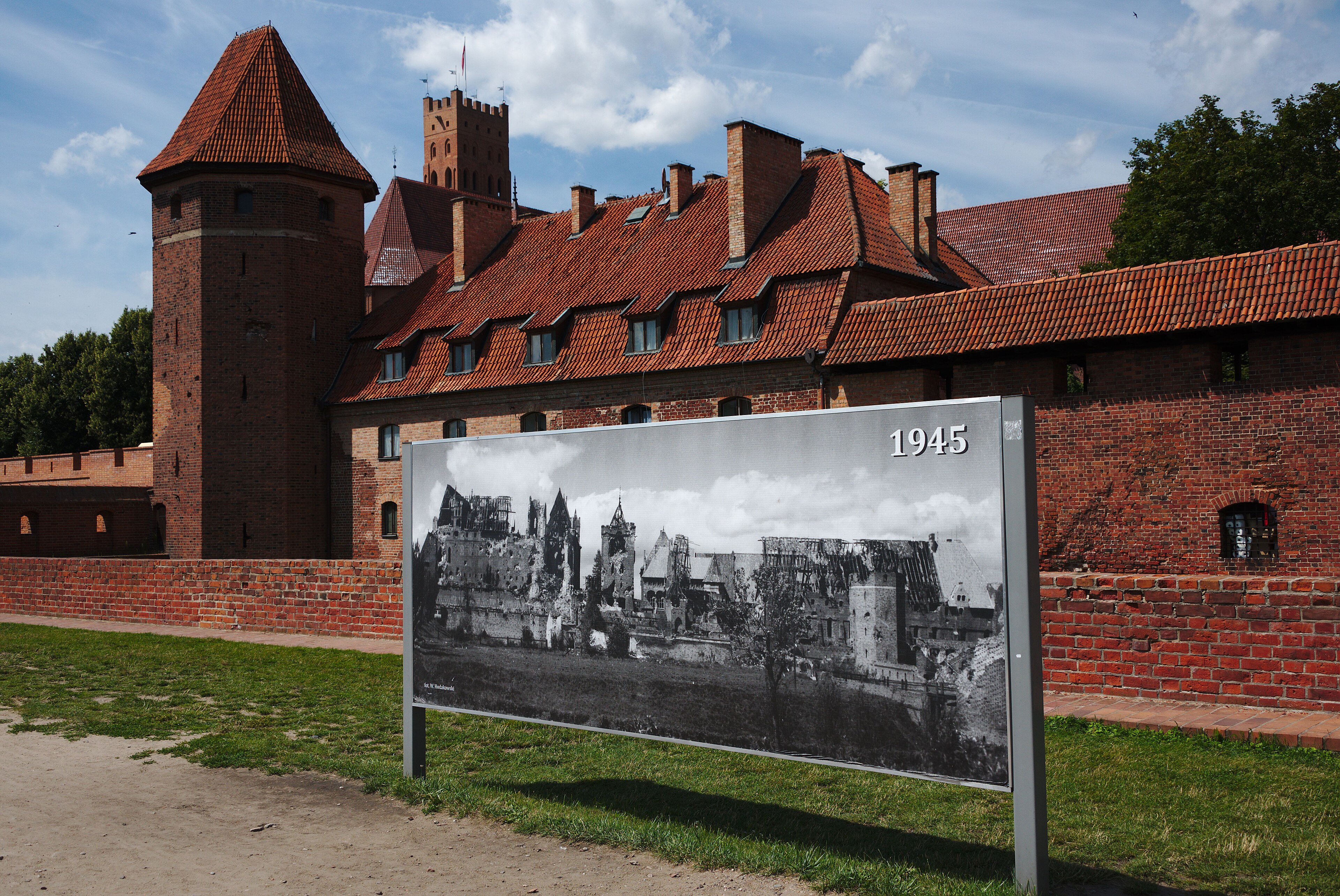 Malbork po wojnie wyglądał jak ruina. Archiwalne zdjęcia trudno zestawić z dzisiejszym widokiem