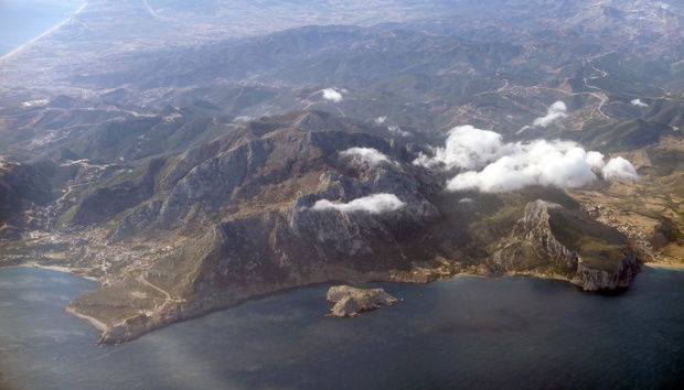 Jebel Musa po afrykańskiej stronie Cieśniny Gibraltarskiej. Dzisiejsze przejście między Europą a Afryką jest pozostałością geologicznego „wąskiego gardła”, przez które około 5,33 mln lat temu ponownie napłynęły wody Atlantyku