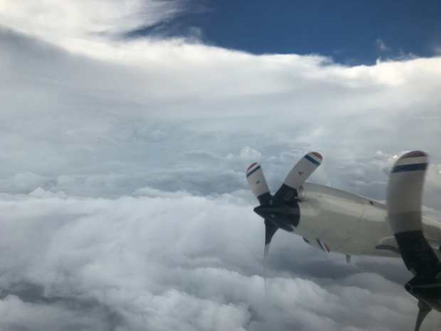 Samolot NOAA Hurricane Hunters przelatuje przez oko Huraganu Irma we wrześniu 2017 roku. Załogowe loty pozwalają zbierać bezpośrednie pomiary z wnętrza cyklonu