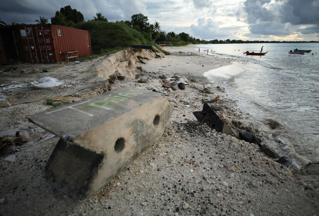 Erozja wybrzeża na atolu Funafuti w Tuvalu. W miejscu widocznego ubytku lądu znajdowało się wcześniej nabrzeże
