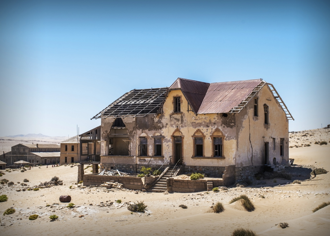 Opuszczone budynki w Kolmanskop w Namibii