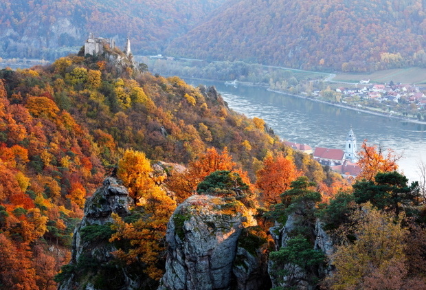 Austria, widok na Dunaj i ruiny zamku Duernstein