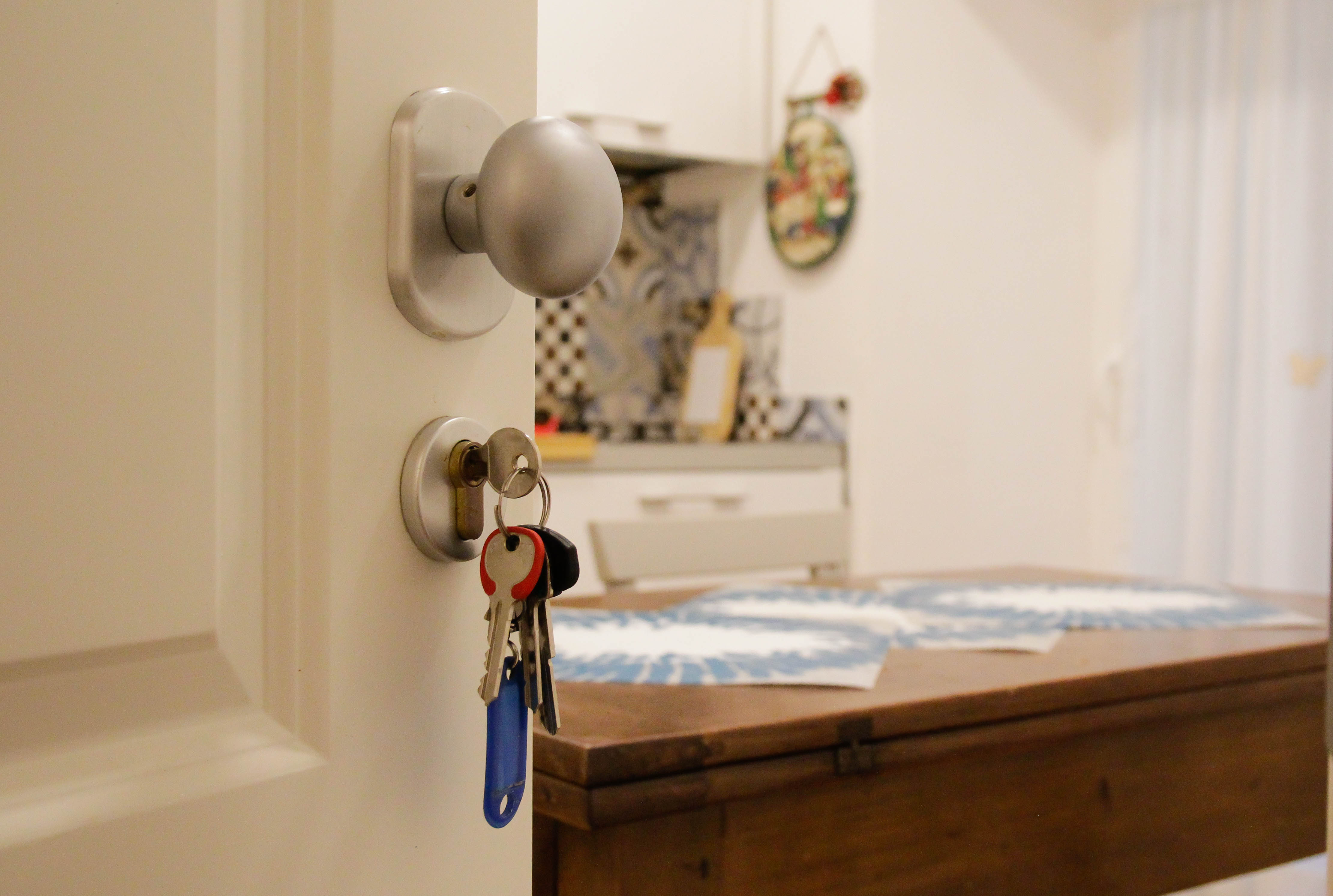 Airbnb staje po stronie gości. Platforma zakazuje kontrowersyjnych praktyk