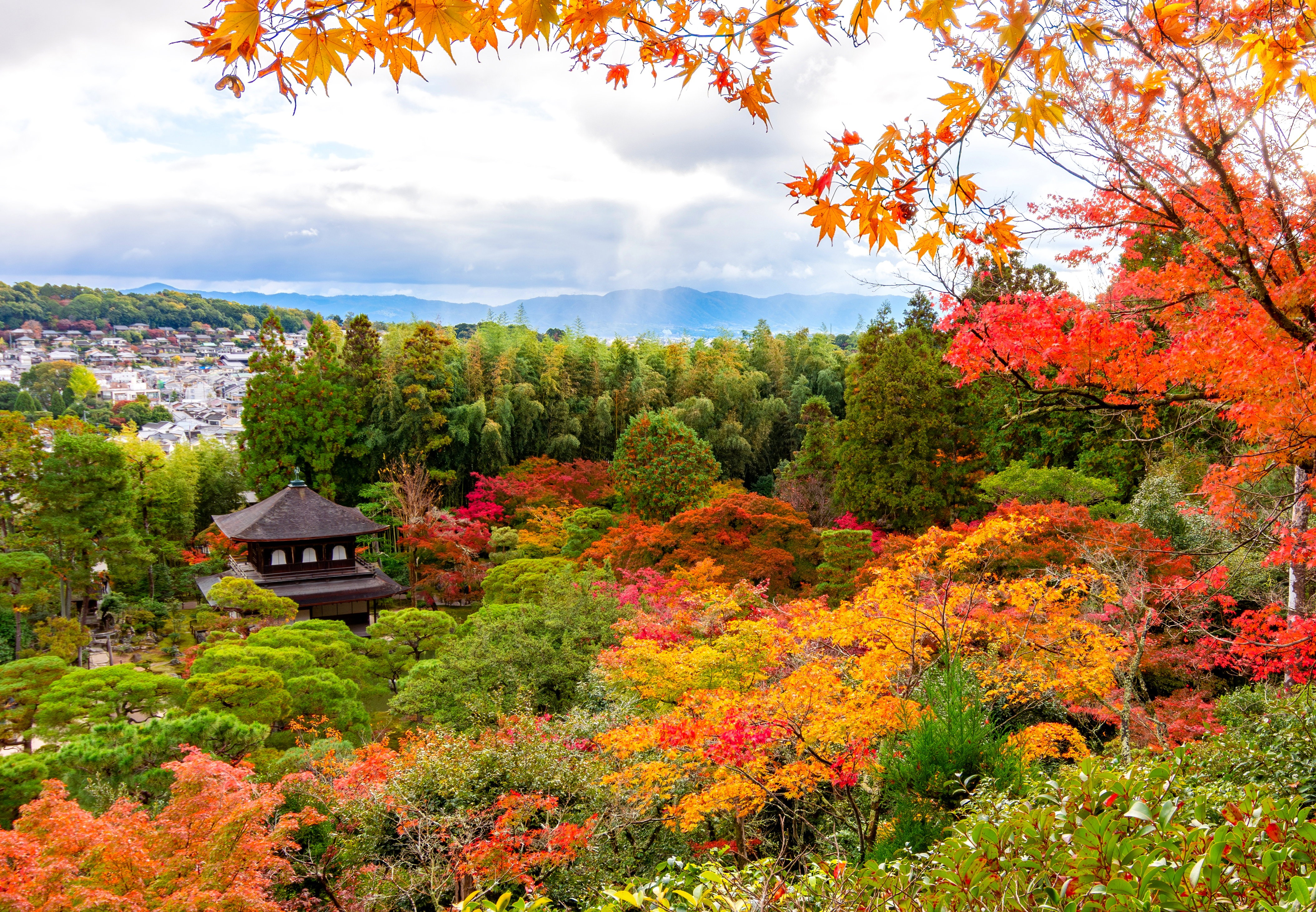 Świątynia i ogrody Ginkaku-ji jesienią, Kioto, Japonia