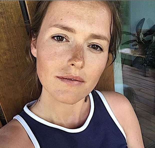 Olga Frycz w granatowej koszulce
