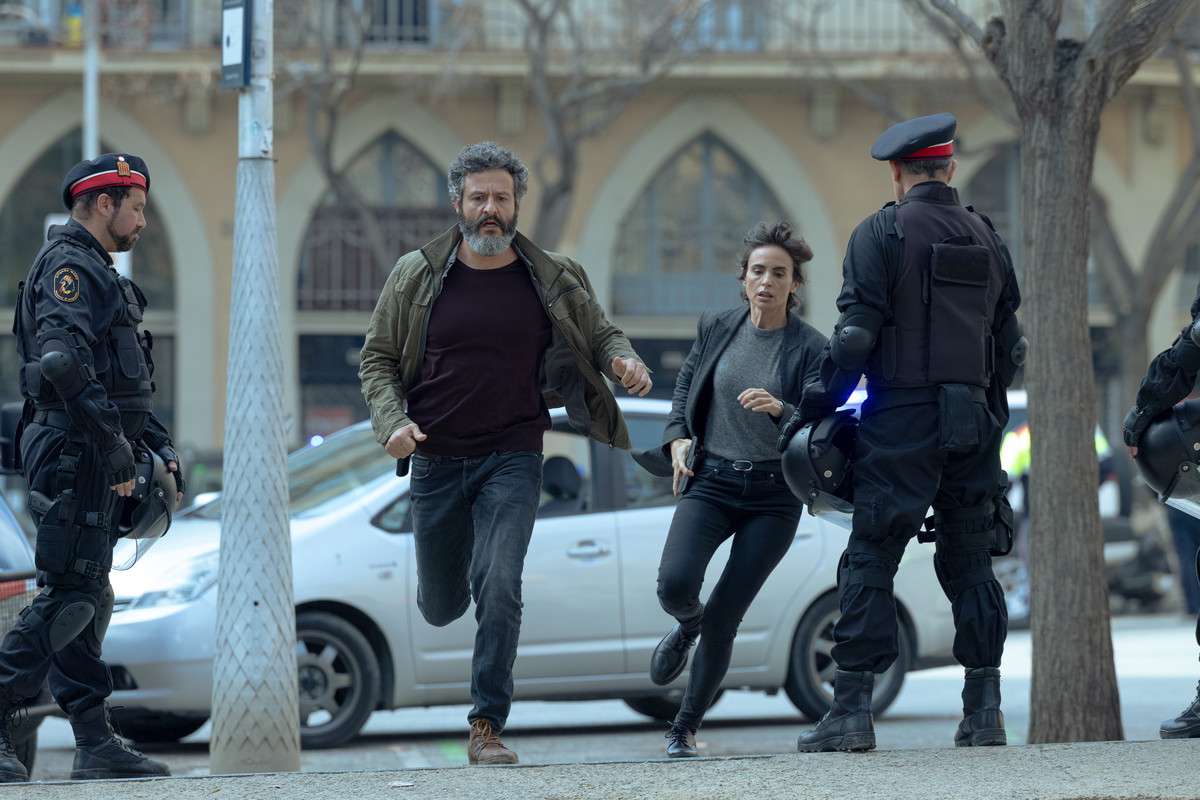 Miasto Cieni na Netflix: zbrodnia na Casa Milà wstrząsa miastem