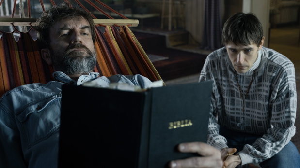 Tomasz Kot jako przywódca sekty w serialu HBO Max