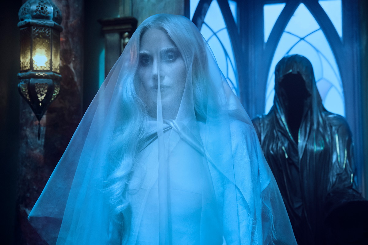 Lady Gaga tańczy na cmentarzu! Teledysk „The Dead Dance” z serialu „Wednesday” już dostępny