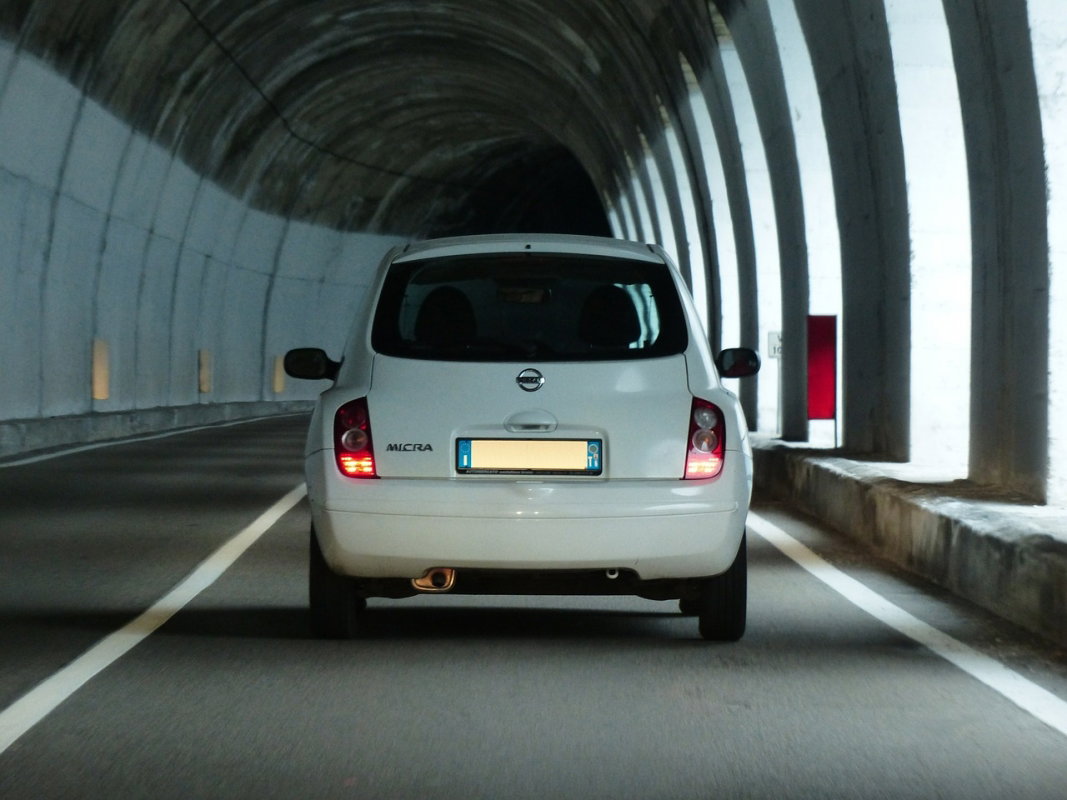 auto w tunelu