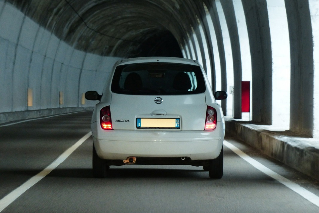 auto w tunelu