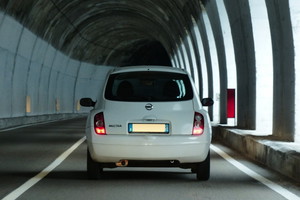 auto w tunelu