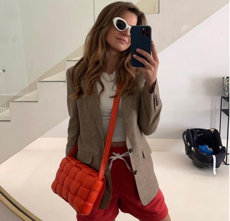 Anna Lewandowska pozuje w czerwonej torebce