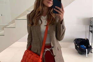 Anna Lewandowska pozuje w czerwonej torebce