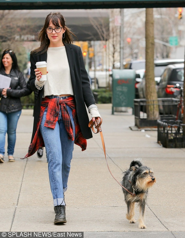 Dakota Johnson z kaw? i psem