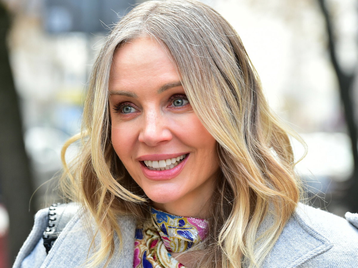 Agnieszka Woźniak-Starak w dziewczęcym looku w Dzień Dobry TVN. Fani podzieleni