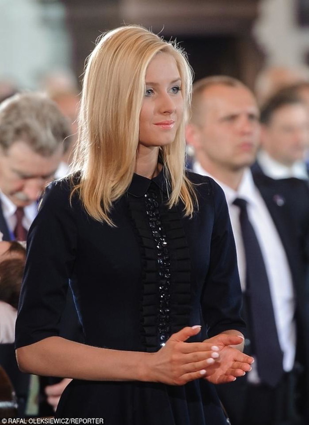 agata-duda-i-kinga-duda-na-zaprzysiezeniu-prezydenta-andrzeja-dudy-307429-1X700-4b6400f