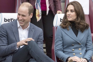 Od tej strony go nie znaliśmy! Książę William udaje konia na wielkiej gali! Reakcja księżnej Kate? Bezcenna!
