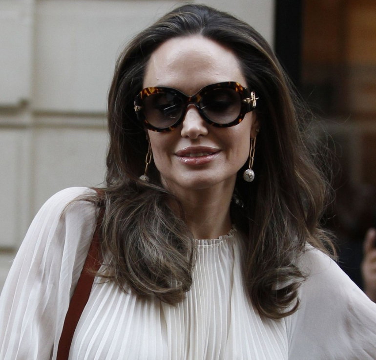 Angelina Jolie bez stanika