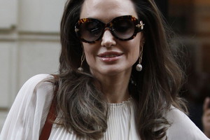 Angelina Jolie bez stanika