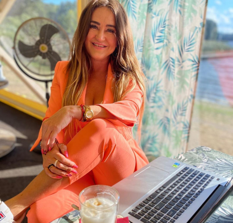 Agnieszka Kotońska z Gogglebox w pomarańczowym garniturze