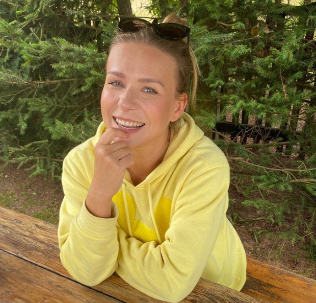 Aneta Zając w żółtej bluzie