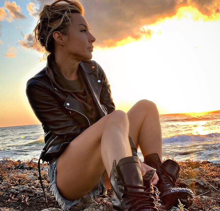 Moda na jesień 2020: Blanka Lipińska w biker boots