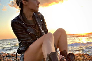 Moda na jesień 2020: Blanka Lipińska w biker boots