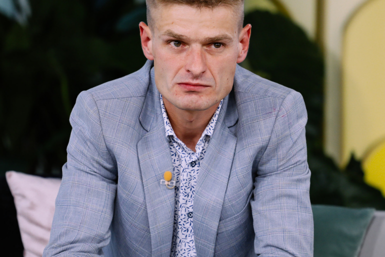 Tomasz Komenda w szarej marynarce