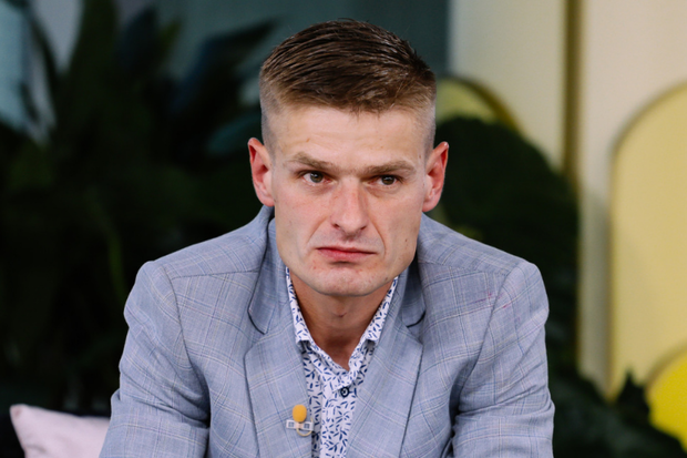 Tomasz Komenda w szarej marynarce