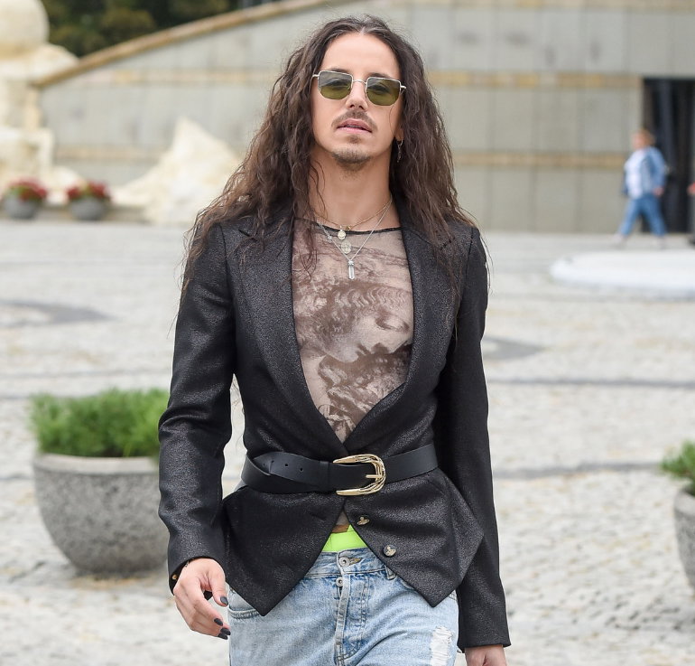 Michał Szpak w marynarce