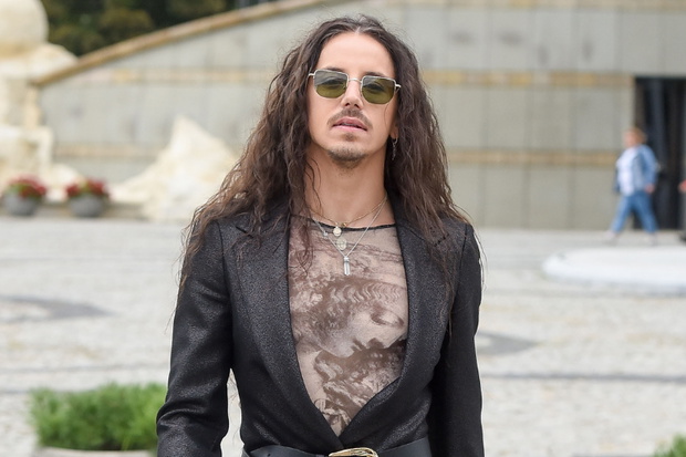 Michał Szpak w marynarce