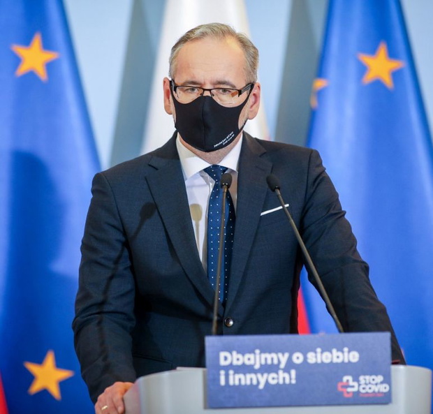 Adam Niedzielski w maseczce ochronnej