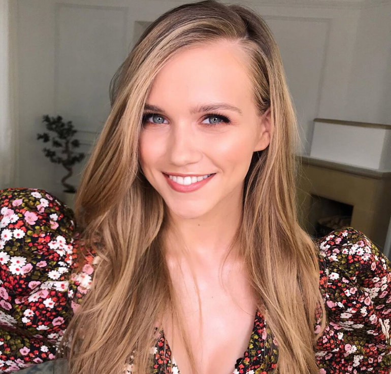 Agnieszka Kaczorowska w sukience w kwiaty