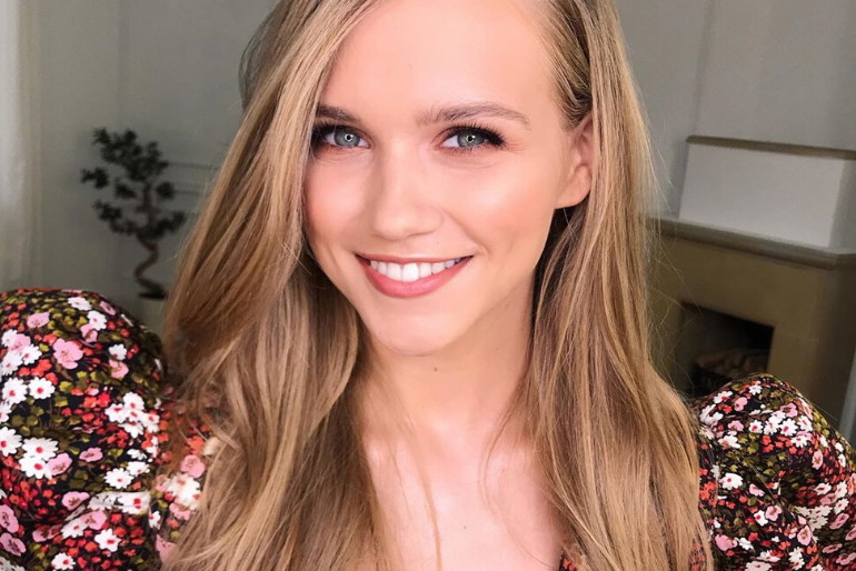 Agnieszka Kaczorowska w sukience w kwiaty