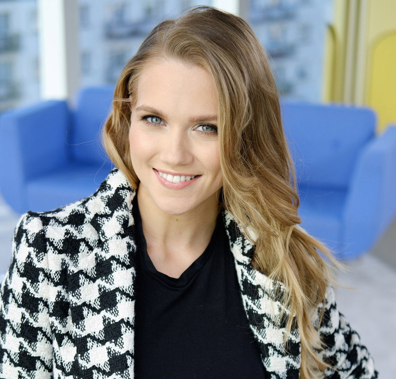 Agnieszka Kaczorowska w płaszczu w kratę