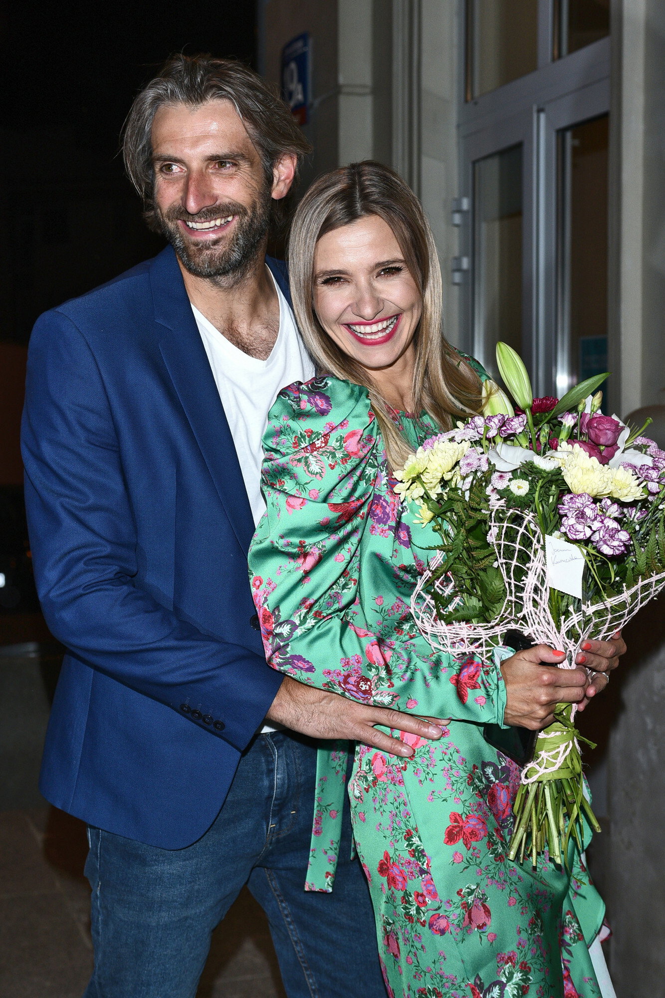 Maciej Dowbor i Joanna Koroniewska z kwiatami