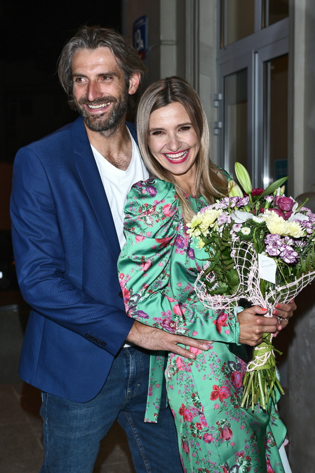 Maciej Dowbor i Joanna Koroniewska z kwiatami