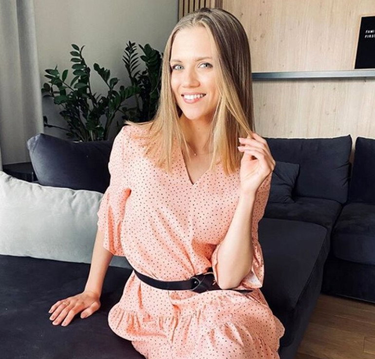 Agnieszka Kaczorowska w pomarańczowej sukience