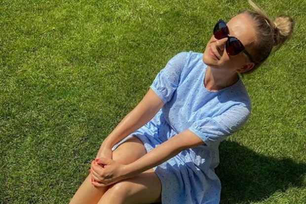 Aneta Zając w błękitnej sukience