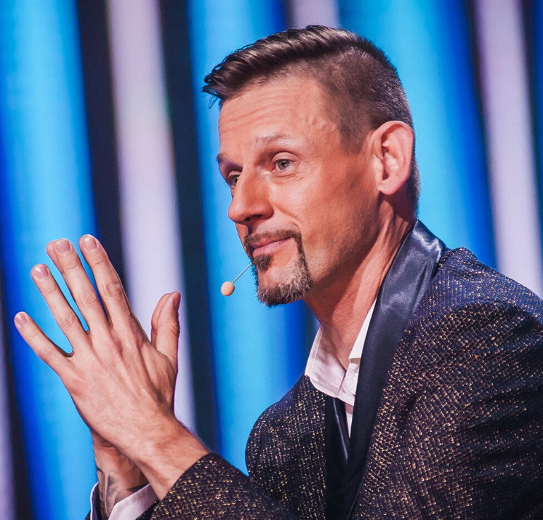 Michał Wójcik w błyszczącej marynarce