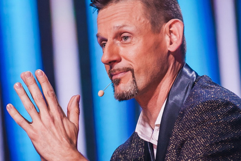 Michał Wójcik w błyszczącej marynarce