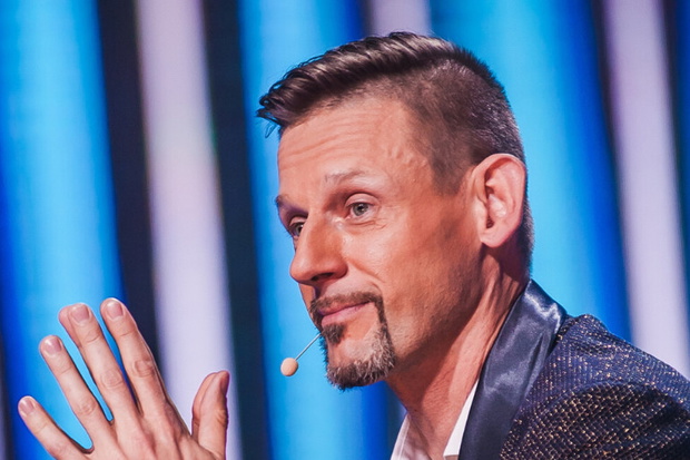 Michał Wójcik w błyszczącej marynarce