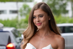Joanna Opozda pręży się w bikini na plaży