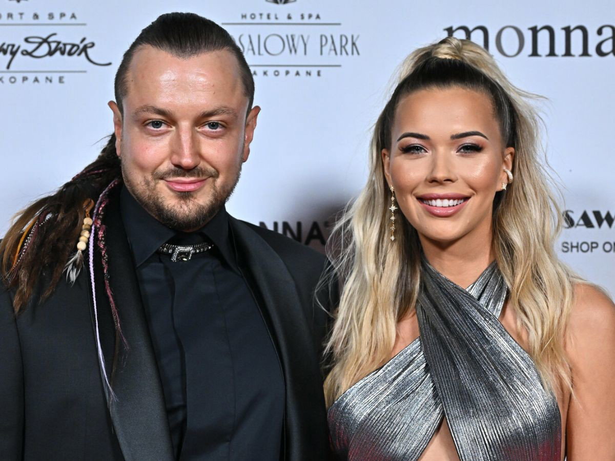 Sandra Kubicka z Baronem na ściance podczas Miss Polonia 2023