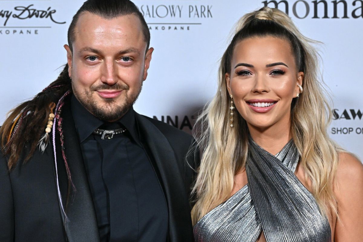 Sandra Kubicka z Baronem na ściance podczas Miss Polonia 2023